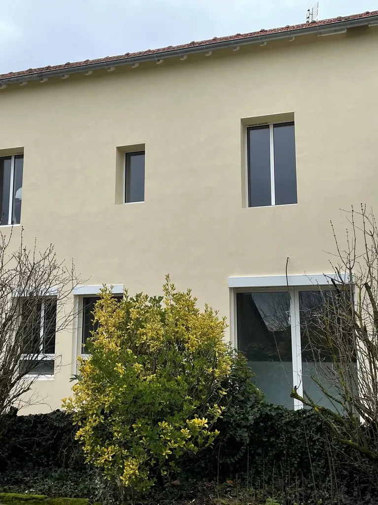 Façade après création d’une baie vitrée, modernisant l’esthétique et valorisant la maison