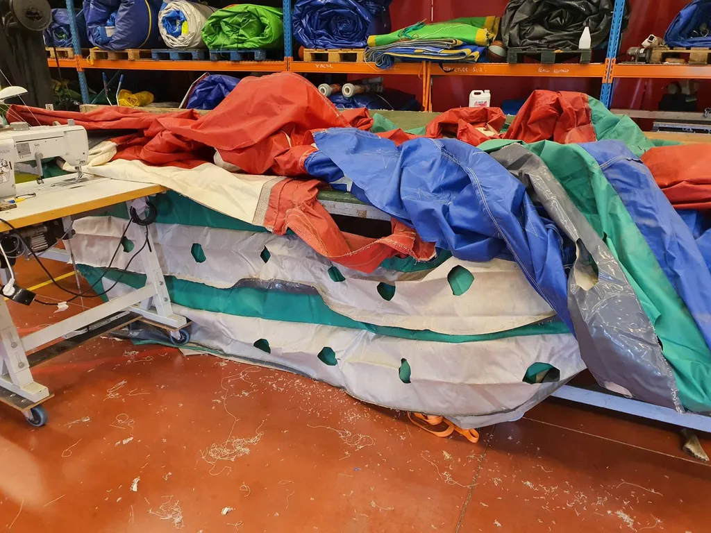 Réparation de matelas gonflable pour simulateur de rodéo mécanique.