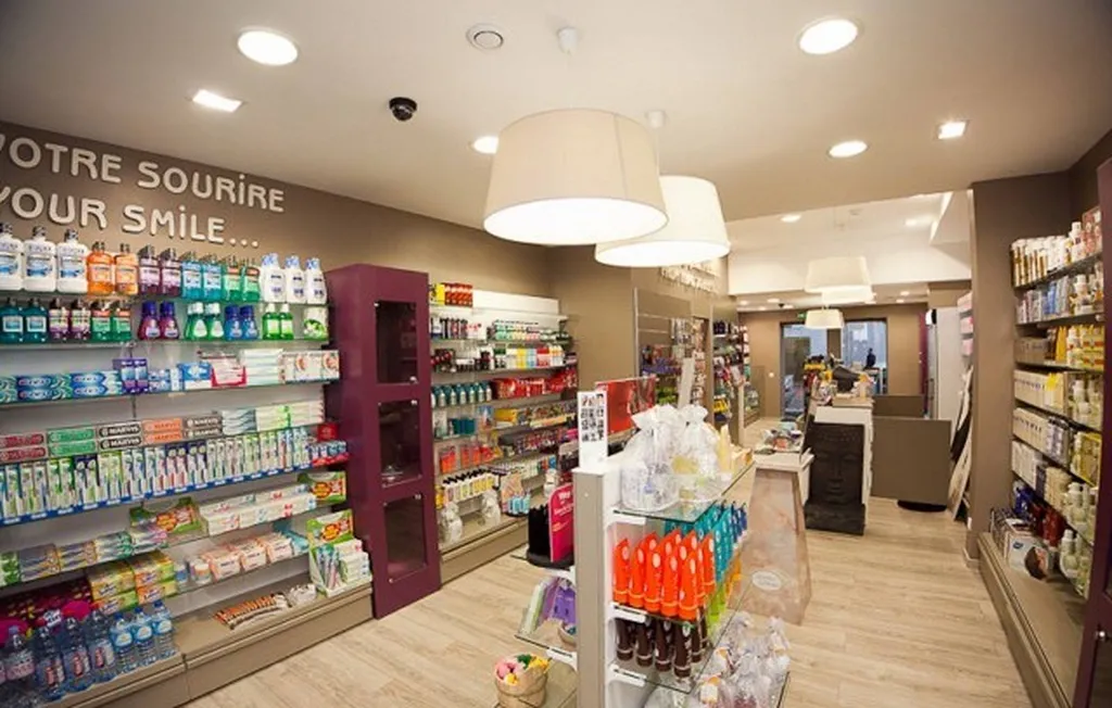 Panneau lumineux et lettres reliefs pour la Parapharmacie Easy Drogstore à Cannes