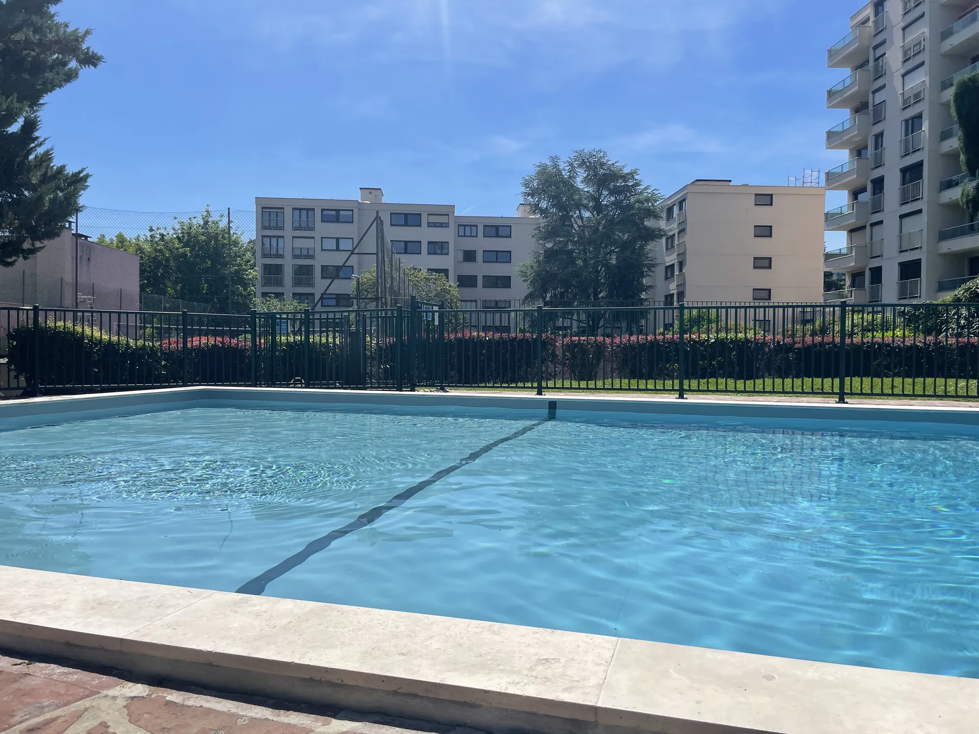 Piscine et tennis dans un parc arboré appartement à vendre au Pecq avec balcon et parking chez Helix immobilier