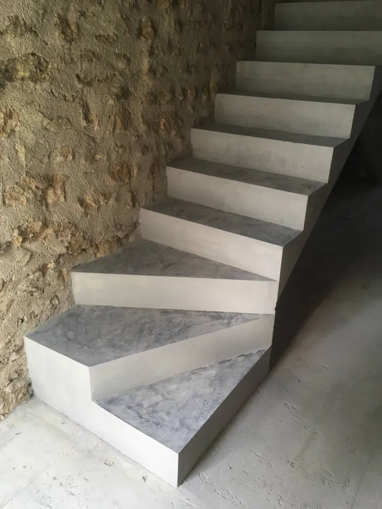 Réalisation d'un escalier en béton dans une maison de ville à Salon de Provence