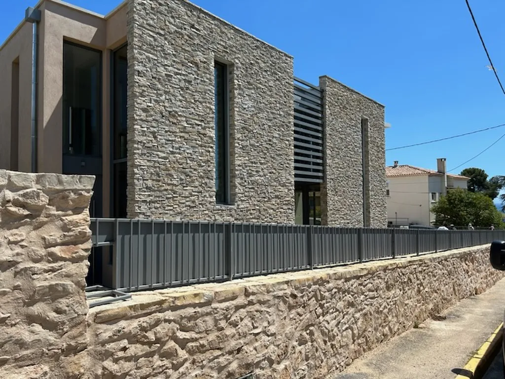 Ferronnerie et métallerie d'art sur mesure pour villas et propriétés haut de gamme au Lavandou et sur la côte varoise