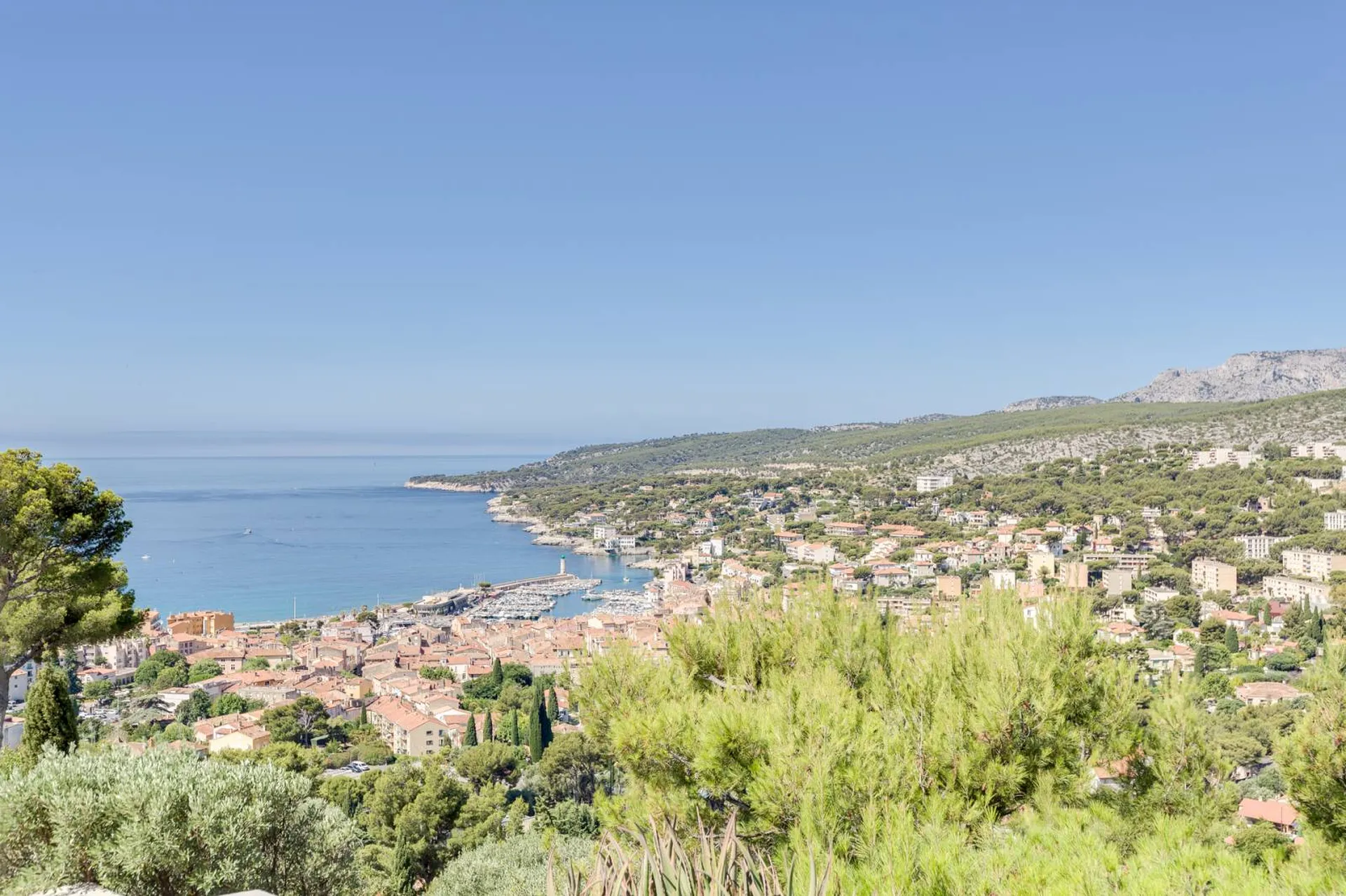 Maison moderne Cassis  nichée à l'abri des regards bénéficiant d'un panorama exceptionnel sur la baie