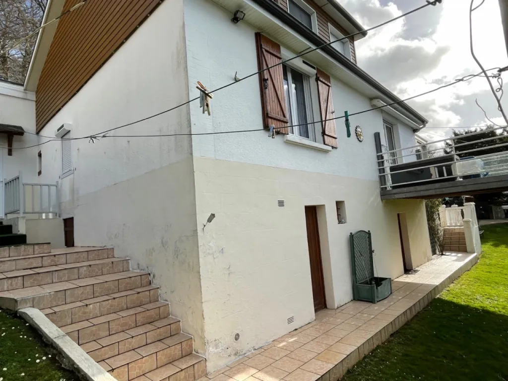 Réalisation d'un ravalement de façade avec enduit projeté à la chaux aérienne sur maison individuelle à gruchet le valasse proche Le Havre 