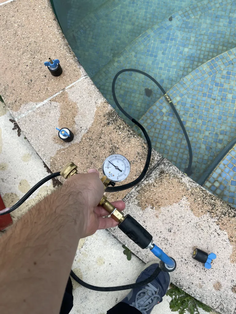 Intervention d'un spécialiste pour localiser une fuite sur piscine béton à Issoudun dans le 36 sans casse ni vidange