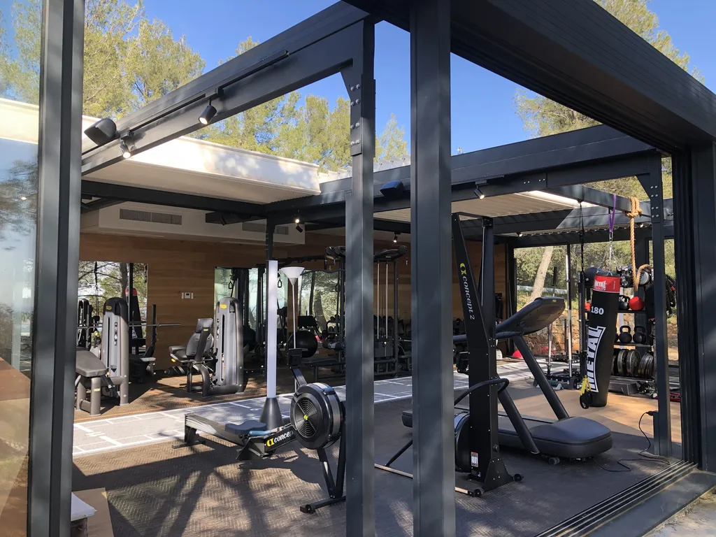 Pergola rétractable Ciel Ouv'air salle de sport Sanary-Sur-Mer