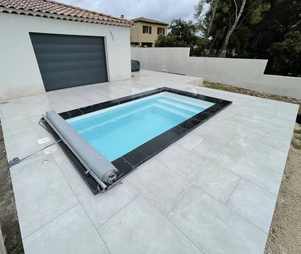 terrasse avec dalle béton et carrelage près de La Fare-les-Oliviers
