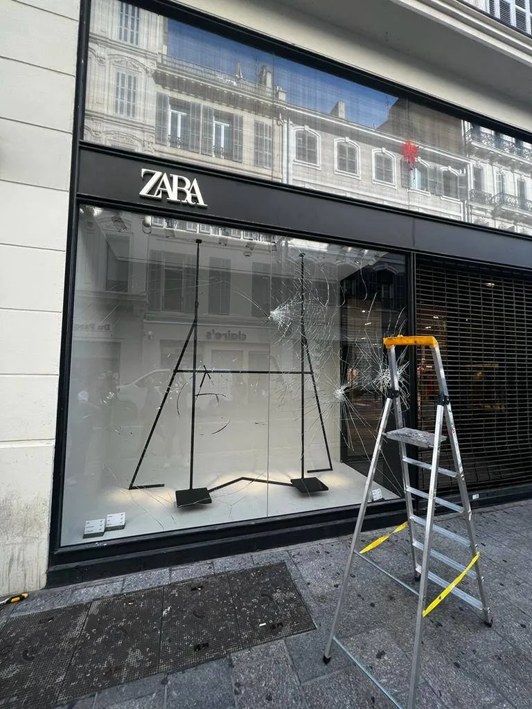 vitre vandalisée = pose de film opaque pour le magasin ZARA Marseille
