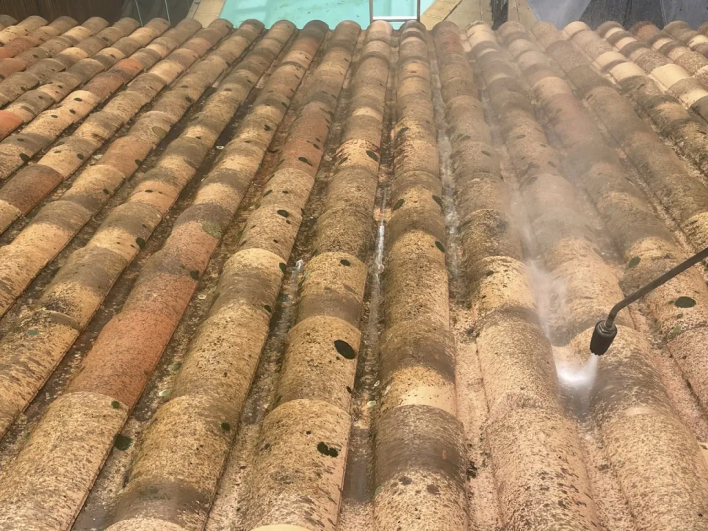 Nettoyage et traitement des tuiles mécaniques d’une Maison près de Martigues.