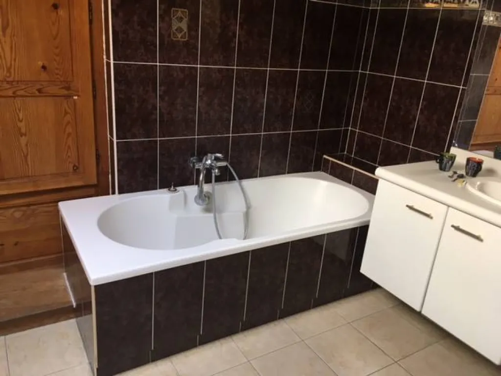 Installation d’une douche pour personne âgée à Marseille dans les Bouches du Rhône (13) PACA Sud. Remplacement de baignoire par douche senior