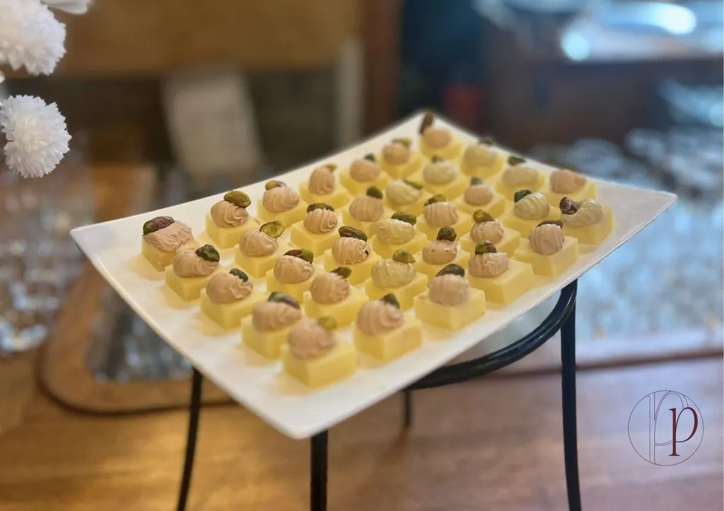 Dés de comté, crème de foie gras de canard et topping (abricot mariné, cranberry, noisette...)