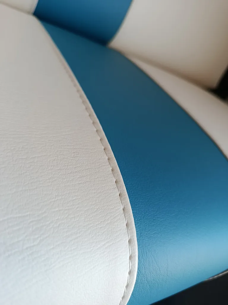 Détail des finitions de cette banquette de bateau : coutures soignées, skaï nautique de qualité pour une rénovation de sellerie bateau réalisée par Passion Couture à Saint-Quentin-de-Baron, proche de Fargues-Saint-Hilaire.