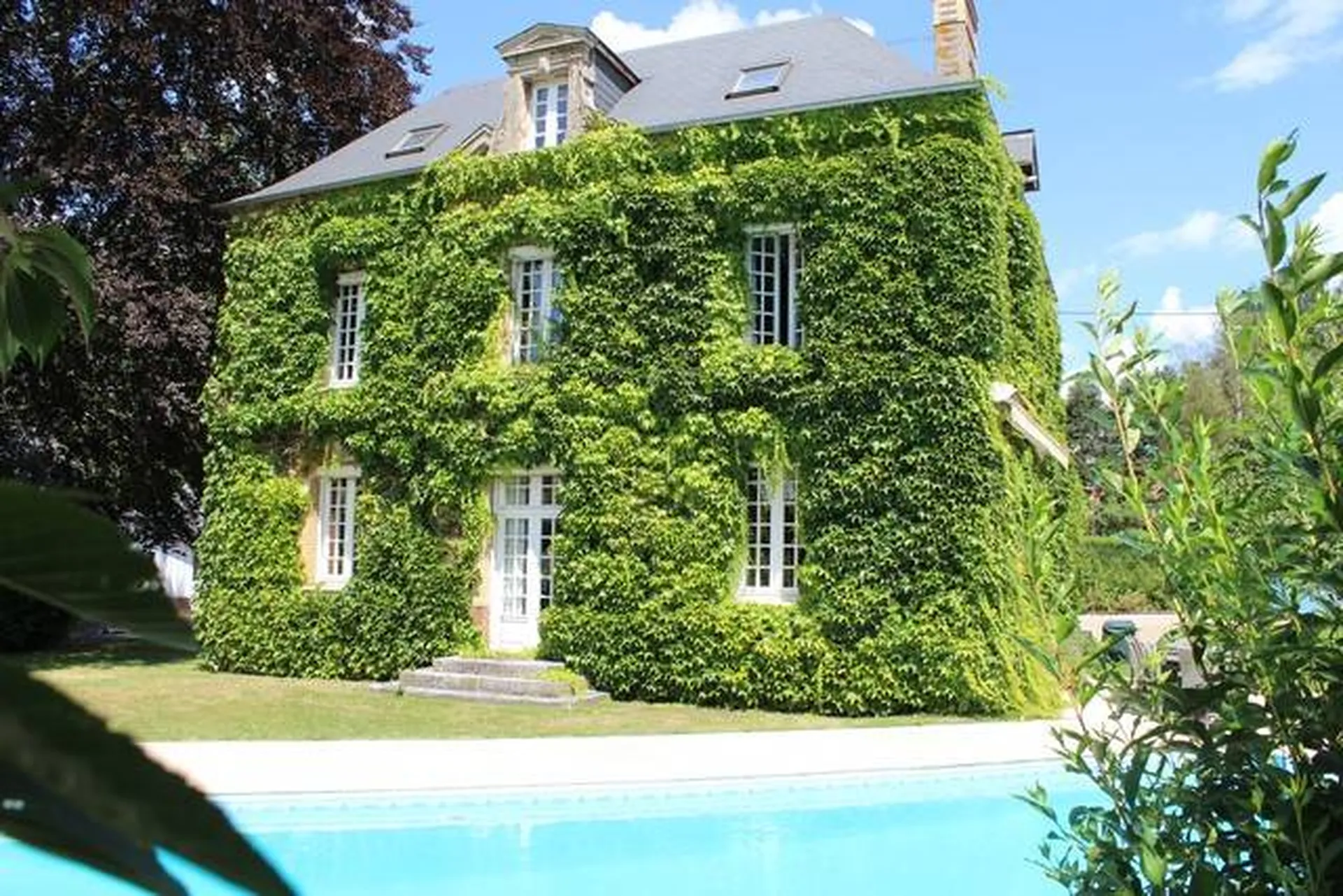 A acquérir propriété en briques avec dépendance proche Pont-Audemer 27500