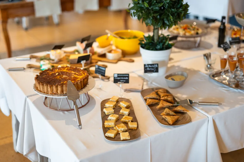 Critères pour choisir un brunch à Bormes-les-Mimosas avec un large buffet de produits frais et cadre agréable à l’HDLP
