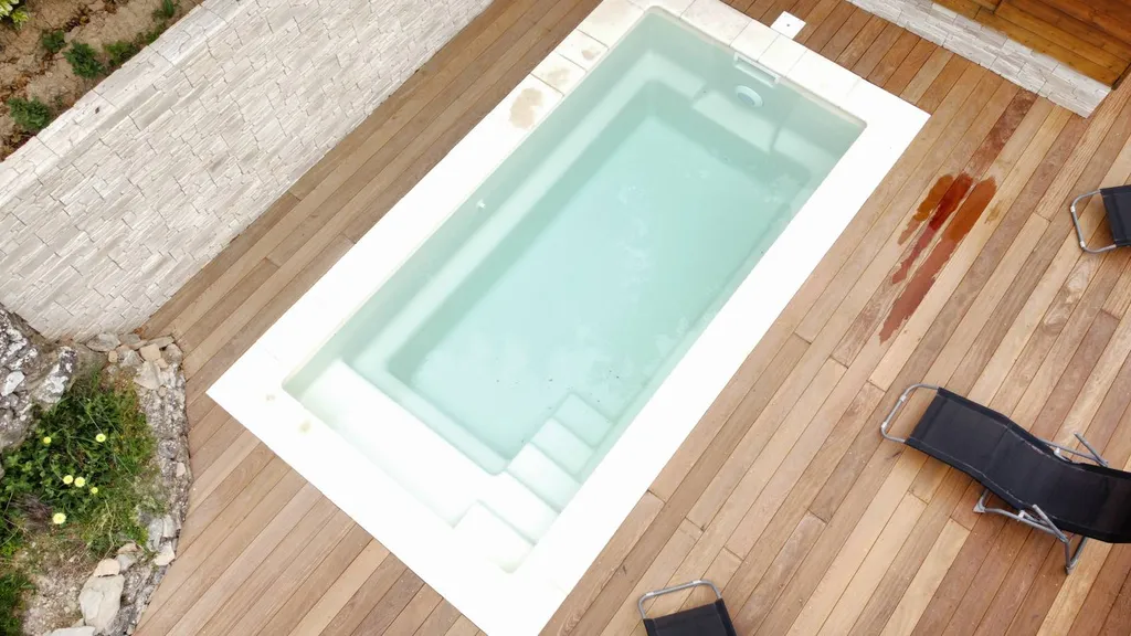 Piscine Starlite SK avec caillebotis bois sur bloc filtrant – finition haut de gamme à Toulon et alentours