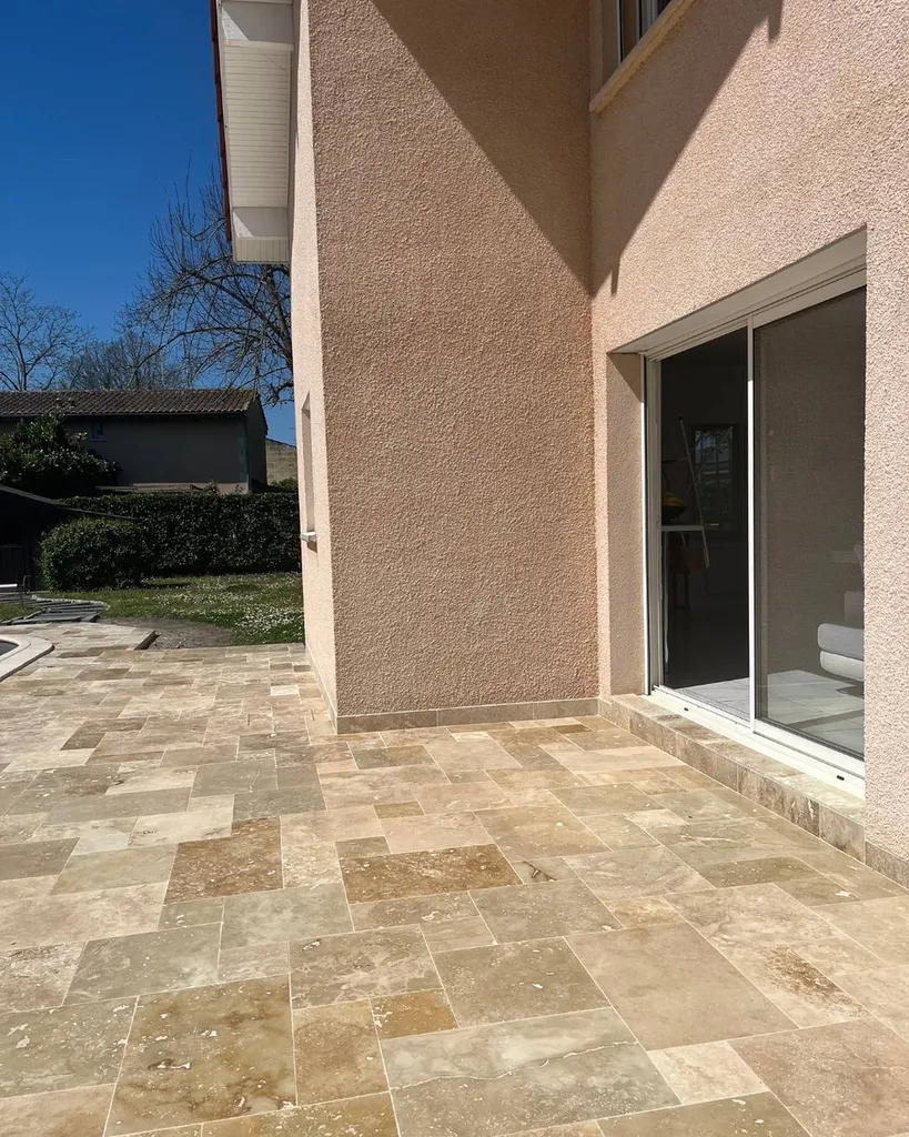 Terrasse en travertin rustique à Bordeaux