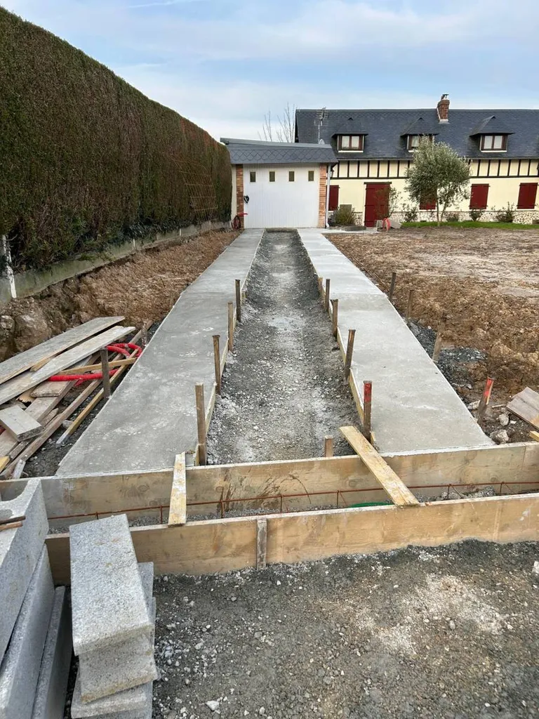 Aménagement d'un jardin avec pose d'une clôture en bois et d'un portail électrique à côté de Fécamp 76