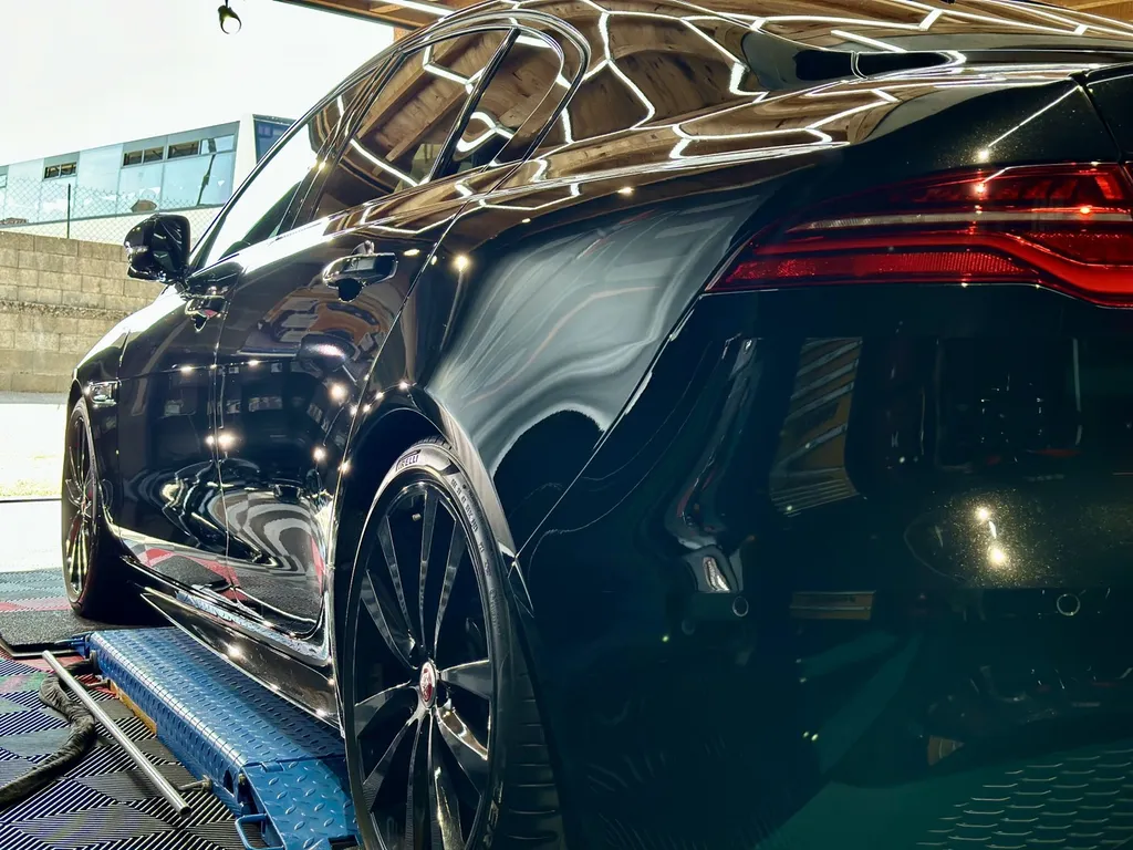 spécialiste du traitement céramique du Lyon et sa région . protection carrosserie Jaguar XE