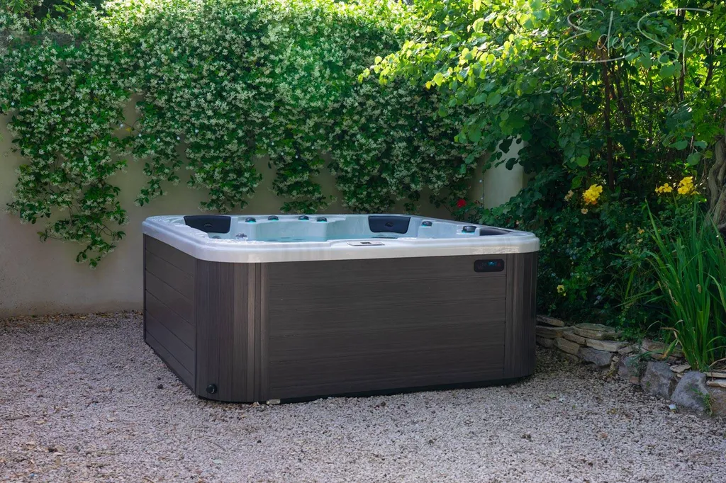 jacuzzi canadien pour l'extérieur à Venelles