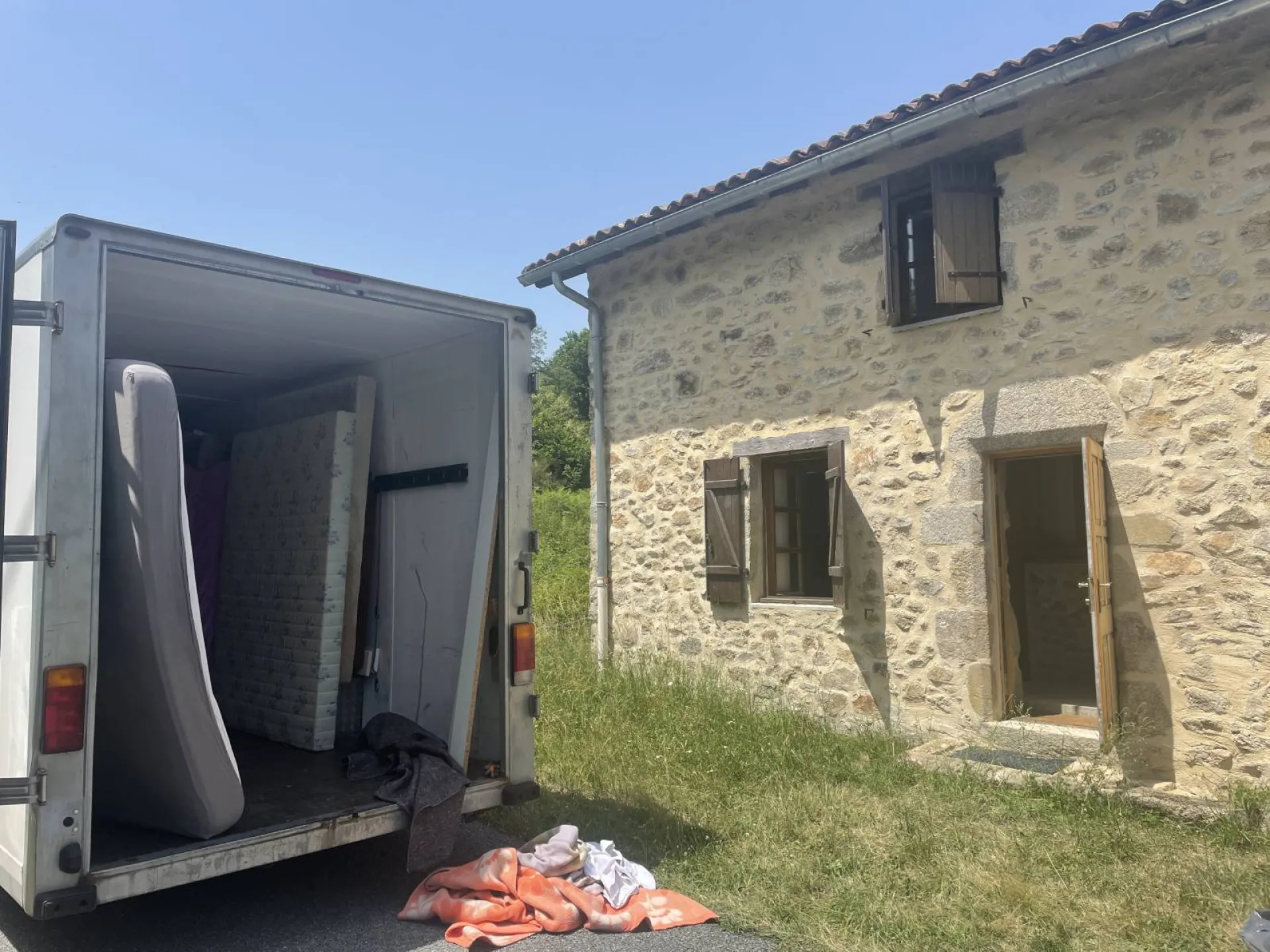 En pleine action de vider un camion de déménagement en Dordogne