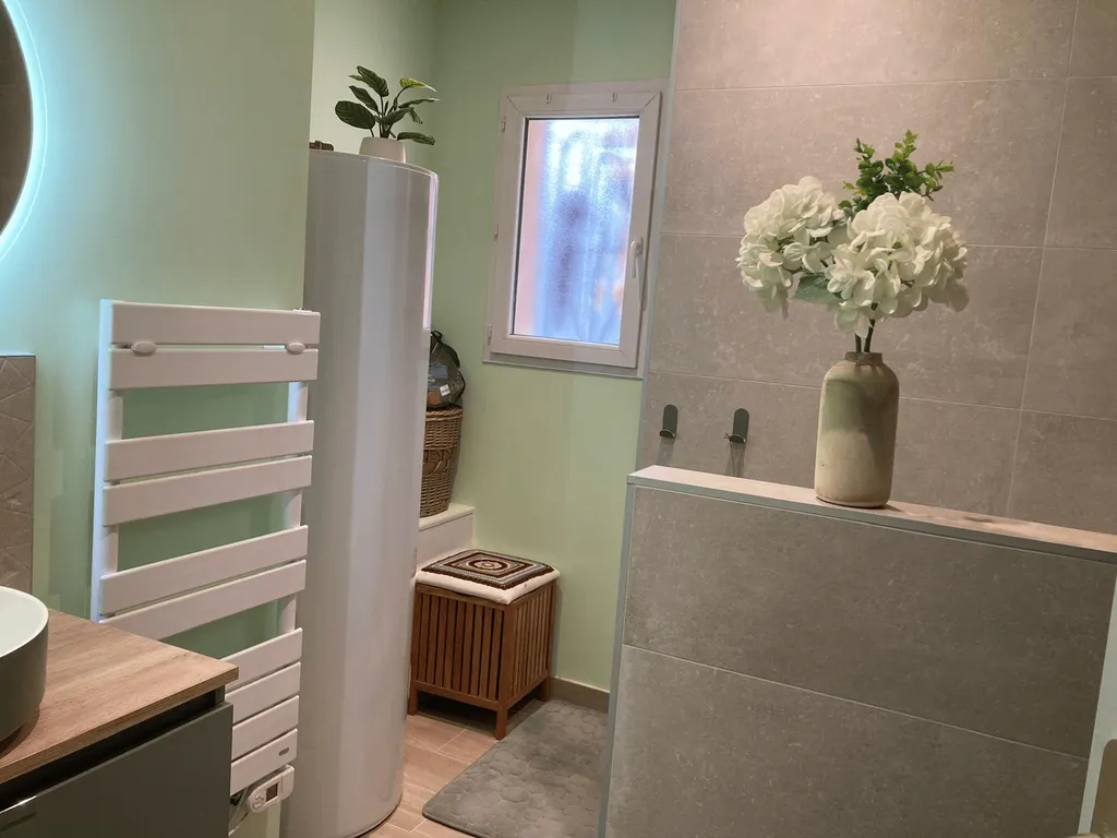 Vue d’ensemble après rénovation de salle de bain PMR avec équipements adaptés et design contemporain