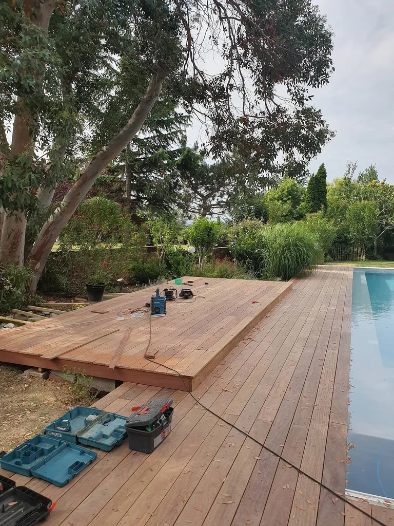 Aménagement jardin avec pose terrasse bois sur plot 2 niveaux à Bandol Var