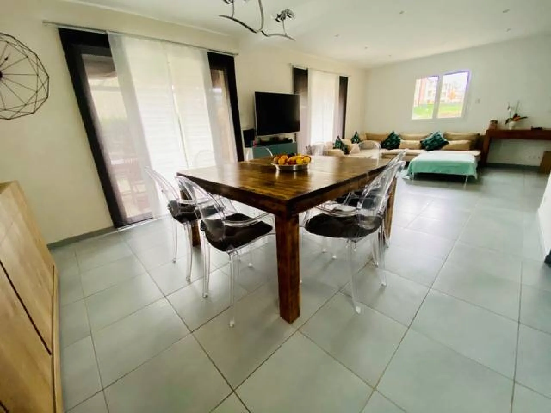 A acheter très joli pavillon contemporain de 150m² sur un terrain de 1000m² sur la commune de caudebec les elbeuf 76320