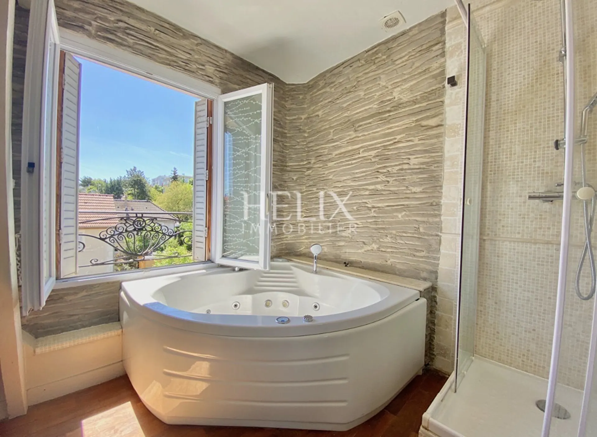 En exclusivité maison à vendre à Nanterre, charmante maison des années 1930 de 170 m2 avec 5 chambres, jardin, garage et toit terrasse