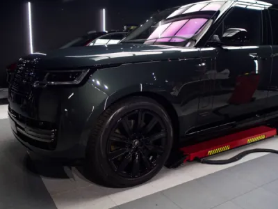 Les contours majestueux du Range Rover Autobiography prennent vie avec le traitement céramique Crystal Serum Ultra de Gtechniq. Parcourez ces images pour voir comment chaque courbe est préservée avec une garantie de 9 ans.