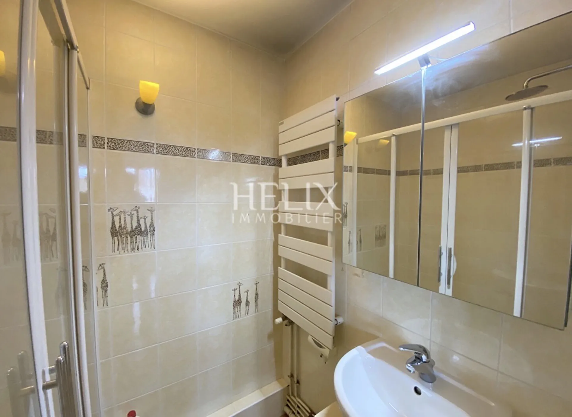 En exclusivité - appartement lumineux au dernier étage avec ascenseur, balcon et loggia plein sud. Proche bus et RER A.