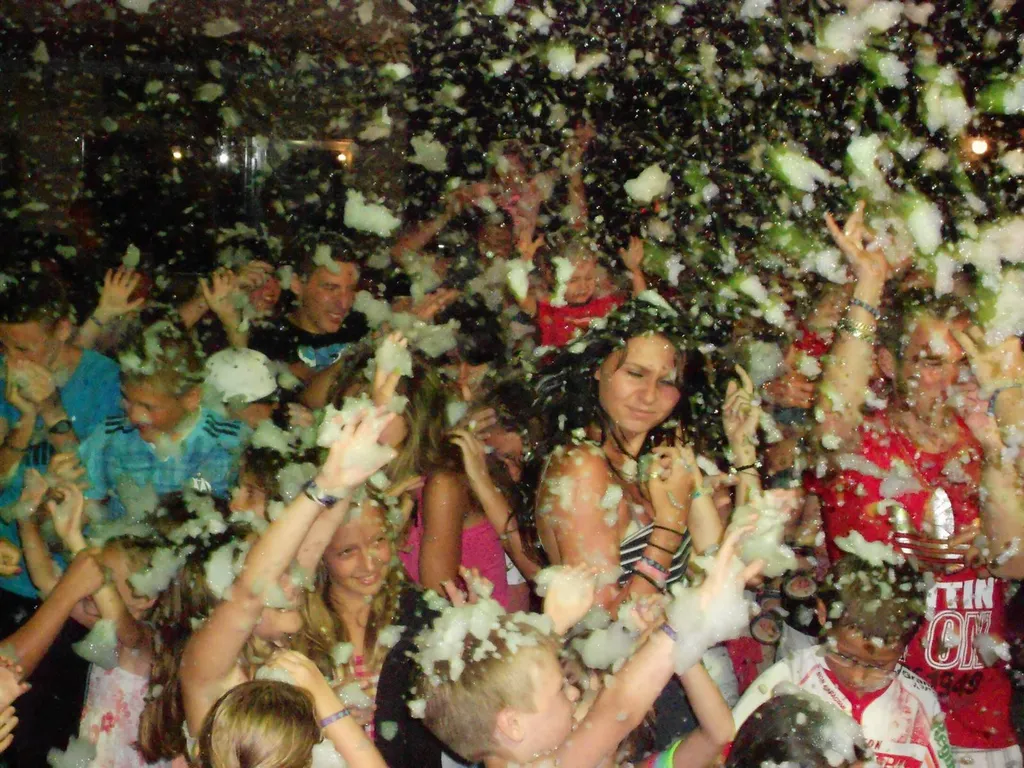  soirée mousse au camping vias pied dans l'eau et familial