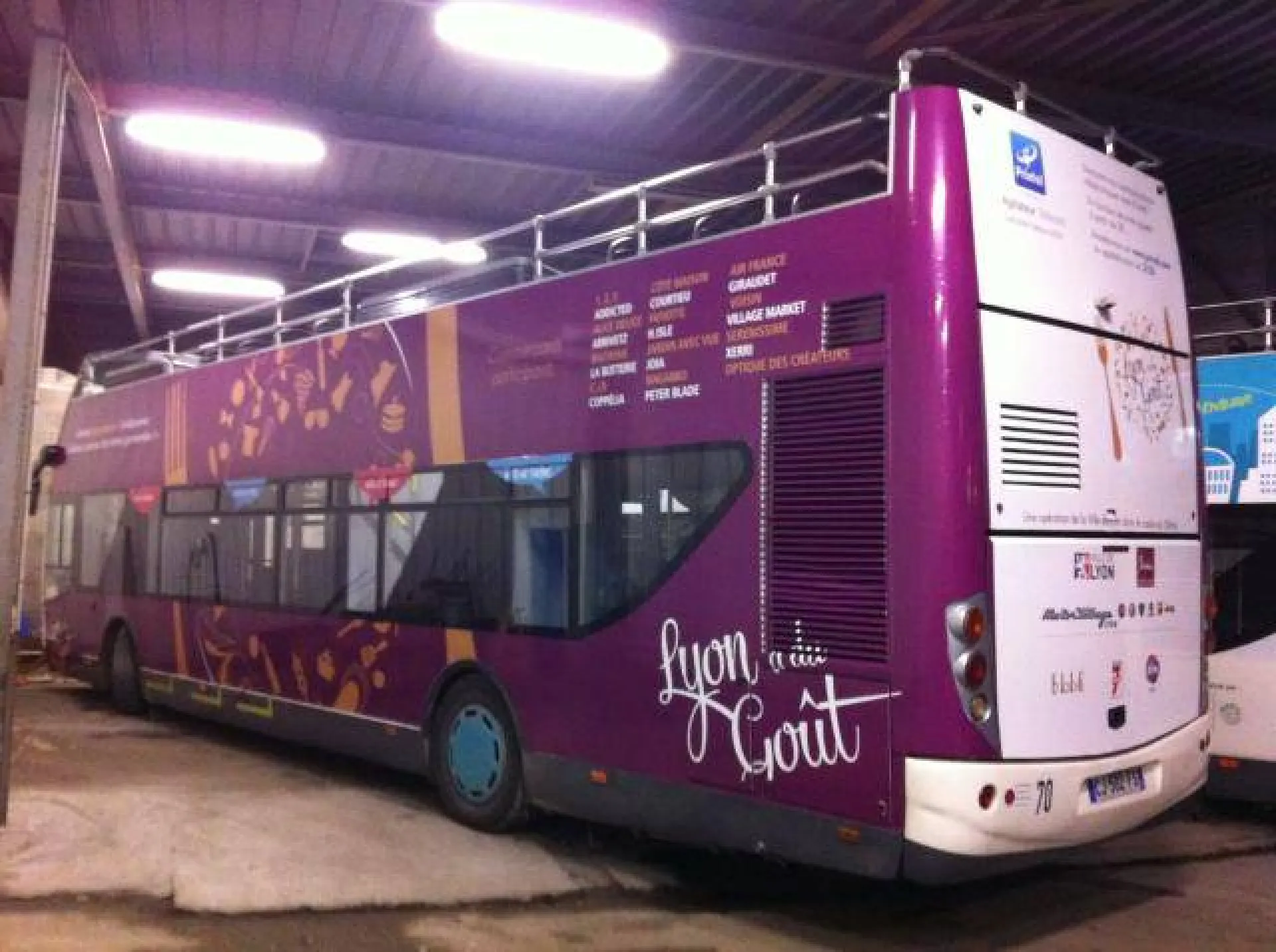 Impression covering total de bus touristique lyon