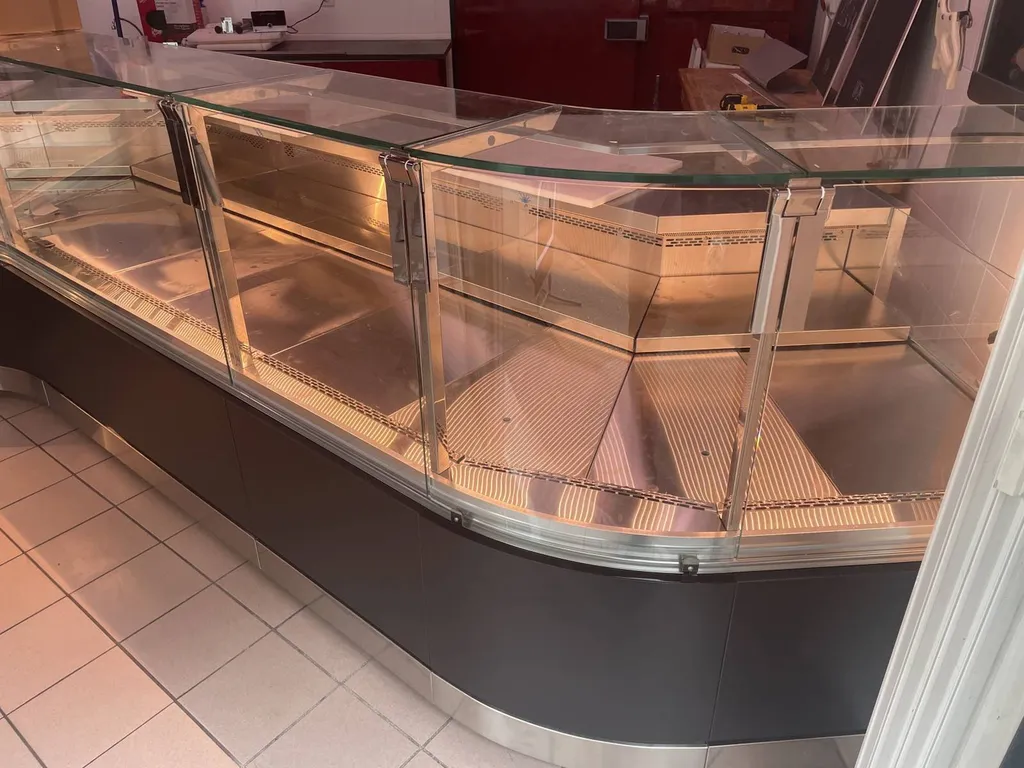 Société pour la vente d'une vitrine pour une boucherie au Havre 76 en Seine Maritime