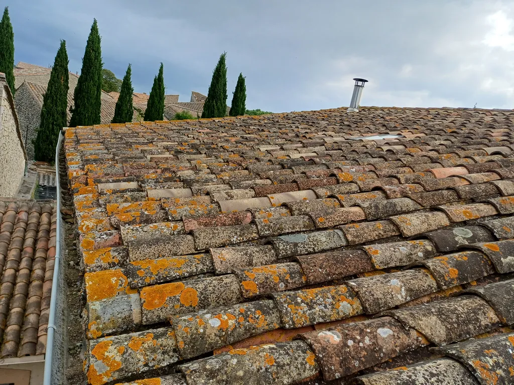 Artisan couvreur zingueur à Sommières pour vos travaux de toiture dans le Gard et l’Hérault durables fiables