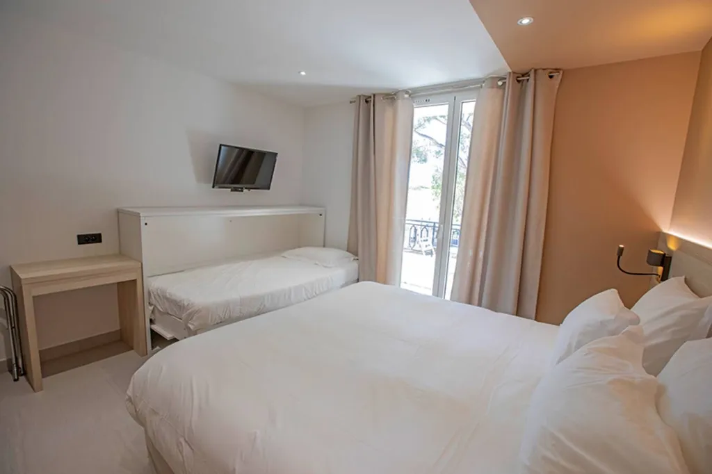 Réserver hotel Ch 28 et 34 Lit armoire amovible à Bormes dans le Var