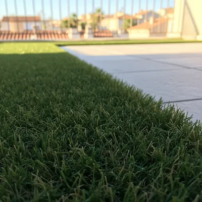 Vente et pose de gazon synthétique pour terrasse de maison et balcon d'appartement à Vidauban : aménagement extérieur sur mesure vers Draguignan.