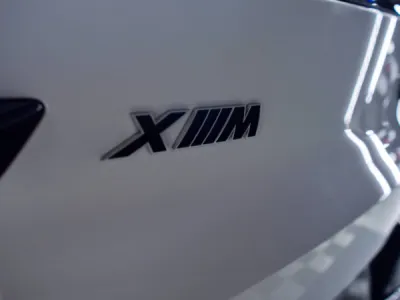 La finition haut de gamme de cette BMW XM est préservée grâce à un film de protection PPF XPEL posé dans nos locaux de Saint-Avé.