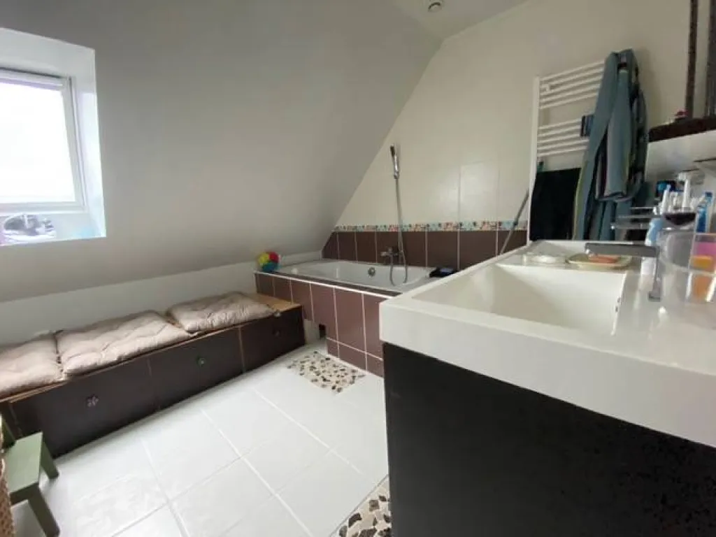 A acheter très joli pavillon contemporain de 150m² sur un terrain de 1000m² sur la commune de caudebec les elbeuf 76320