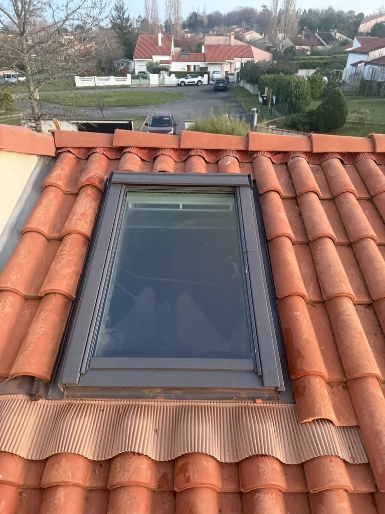 Création et Pose de fenêtres de toits types Velux, poser avec son store occultant solaire avec étanchéité et reprise de la couverture a  Castelmaurou proche de L’Union 
