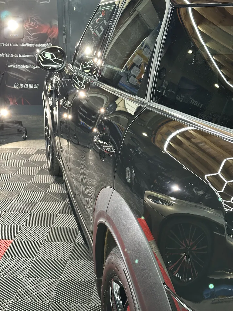 Traitement céramique & polissage multi-étapes sur Mini Countryman – EMB Detailing, spécialiste à Vaugneray (Lyon Ouest)