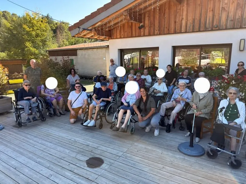 Déjeuner convivial des résidents à Marignier : un moment de partage au restaurant de la Pointe d’Orchex avec Le Clos Casaï
