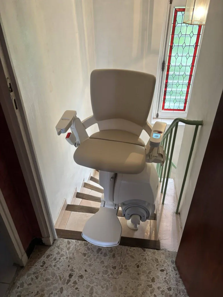 Accès direct et simple au palier avec ce pivot motorisé OTOLIFT Smart dans un escalier tournant à Marseille