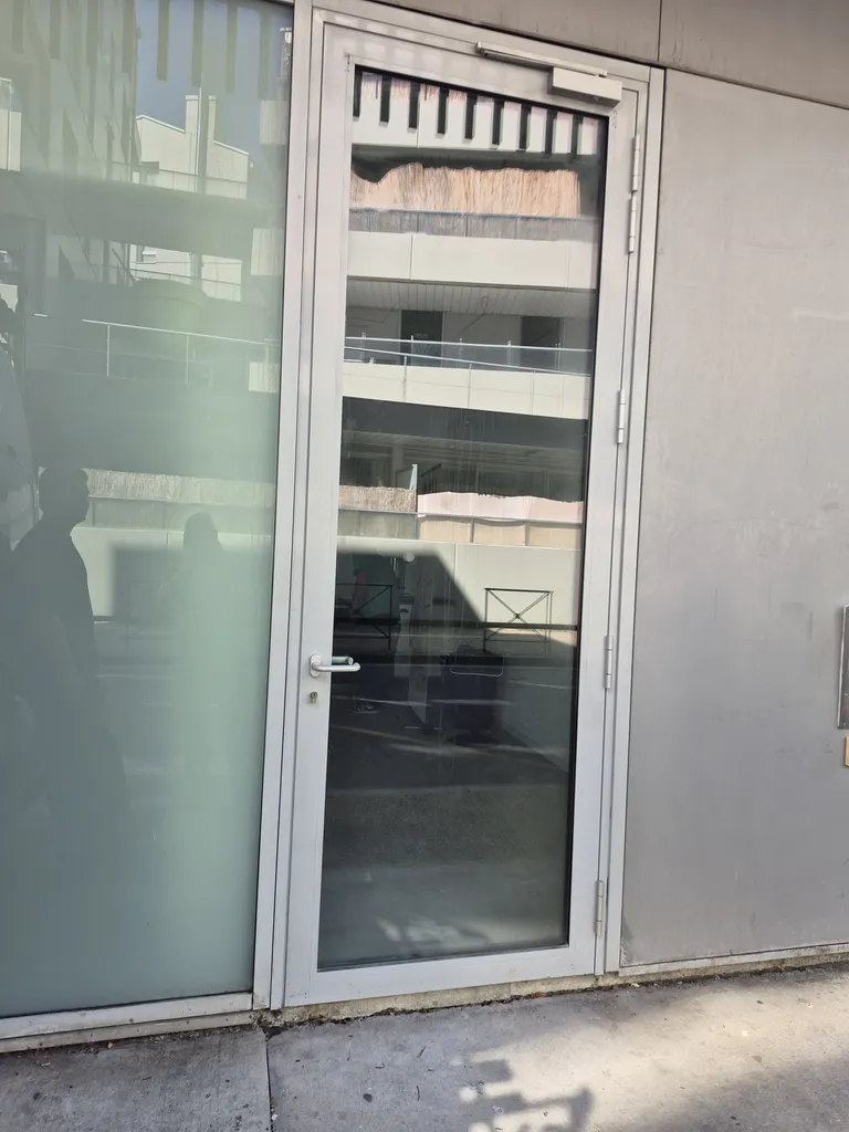 Porte aluminium après modification du sens d’ouverture à Cenon