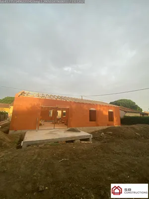 Construire une maison individuelle T4 RE2020 avec bibliothèque sur mesure et menuiseries Gris Clair à Grenade-sur-Garonne