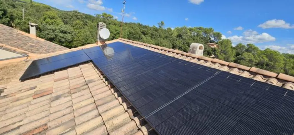 Installation de 14 panneaux solaires Dmegc à Besse-sur-Issole