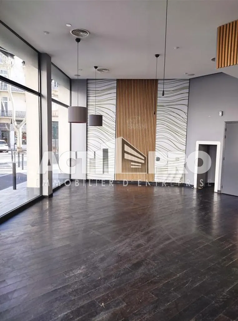 A VENDRE Immeuble commercial de 1000m² en centre-ville de PERPIGNAN dans les Pyrénées-orientales composé d'un local commercial et de trois niveaux de bureaux.