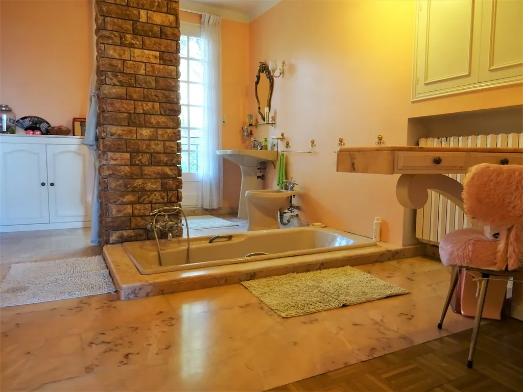 Chateauneuf de Gadagne, propriété d’architecte dans un parc arboré   