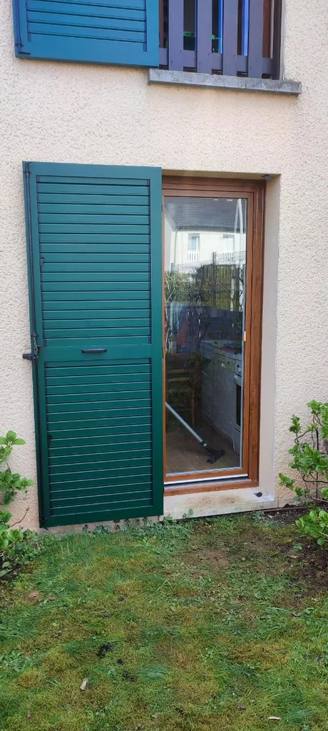 Installation de volets battants en aluminium persiennés orientables sur mesure, haute durabilité, finition vert RAL 6005 à Dijon
