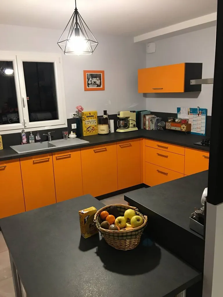 cuisiniste proposant des cuisines de couleur