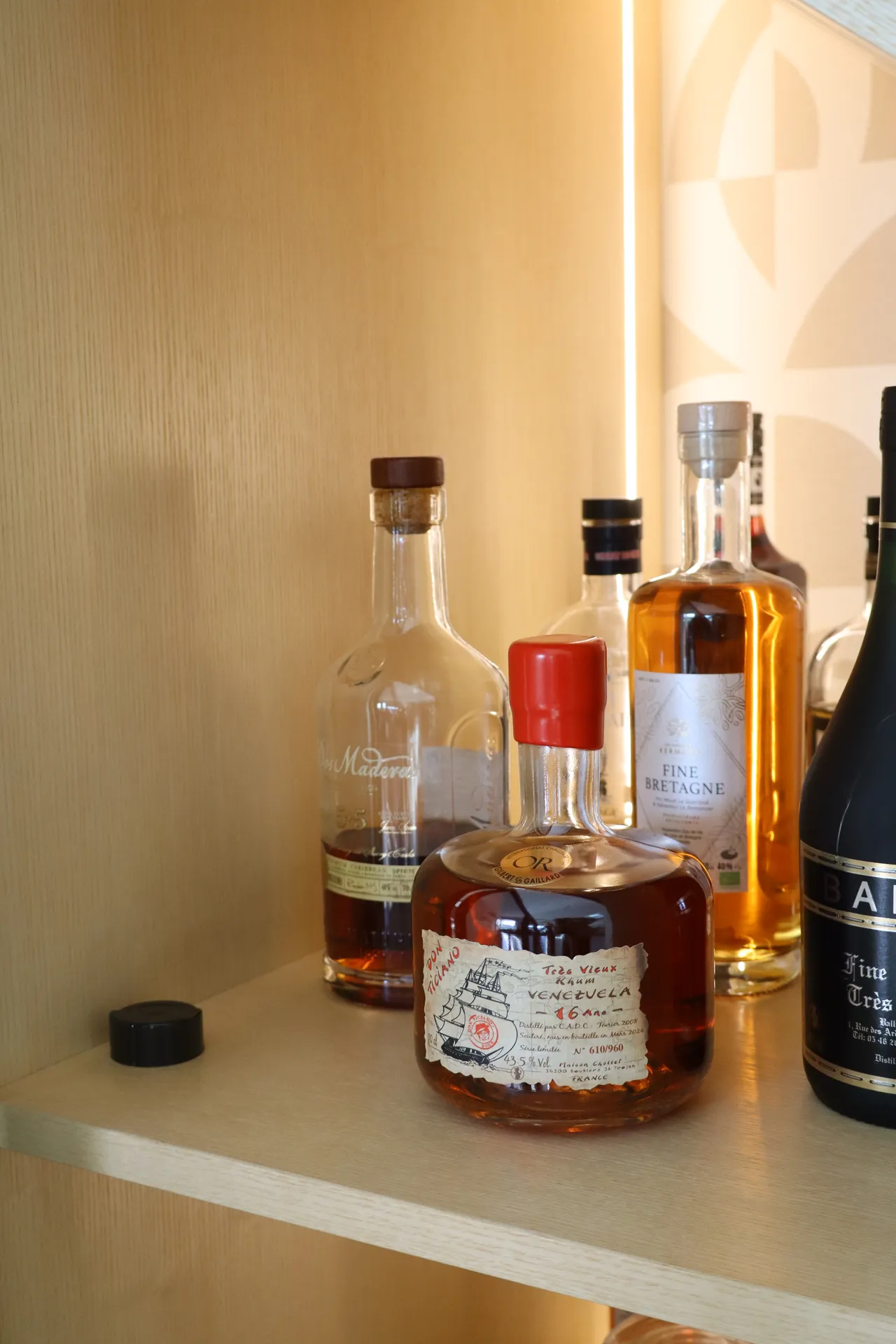 Cave à spiritueux sur mesure avec verrières métalliques dans le sud en Ardèche